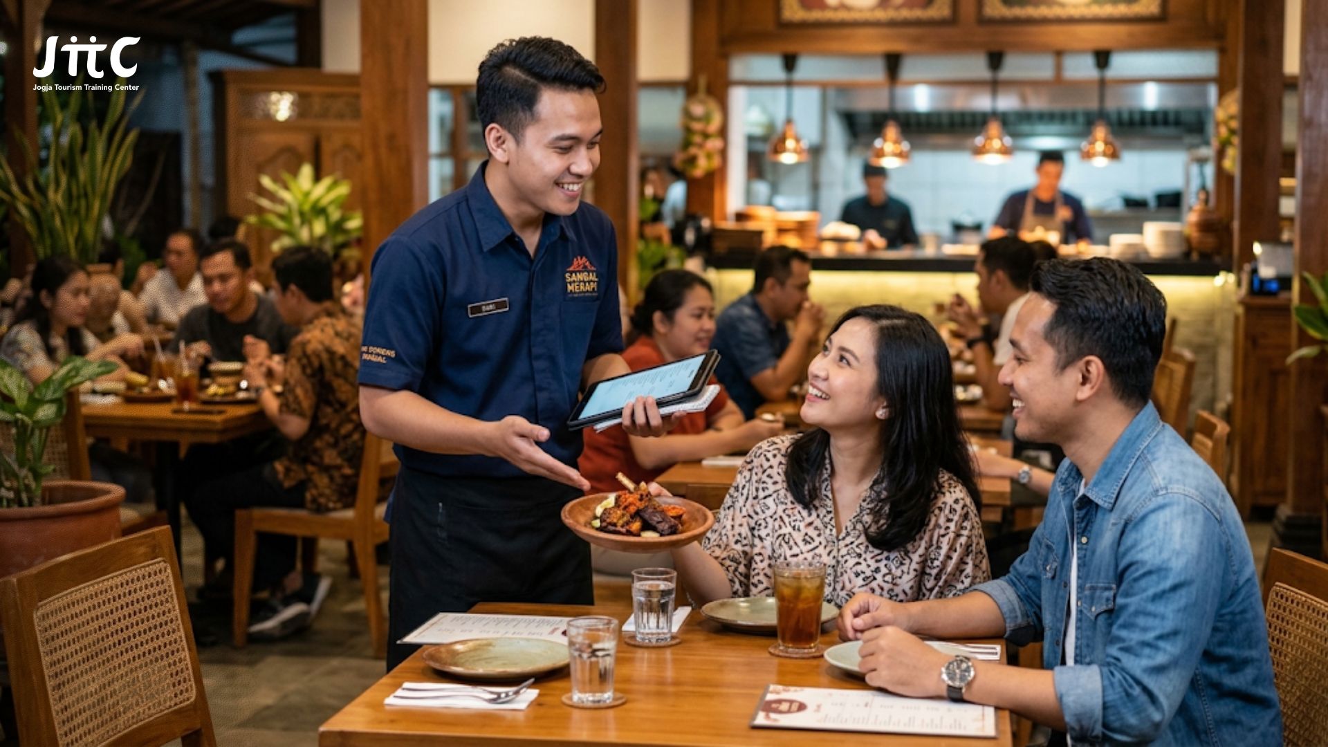 Pramusaji restoran sedang menerapkan strategi upselling restoran dengan merekomendasikan menu spesial kepada pelanggan