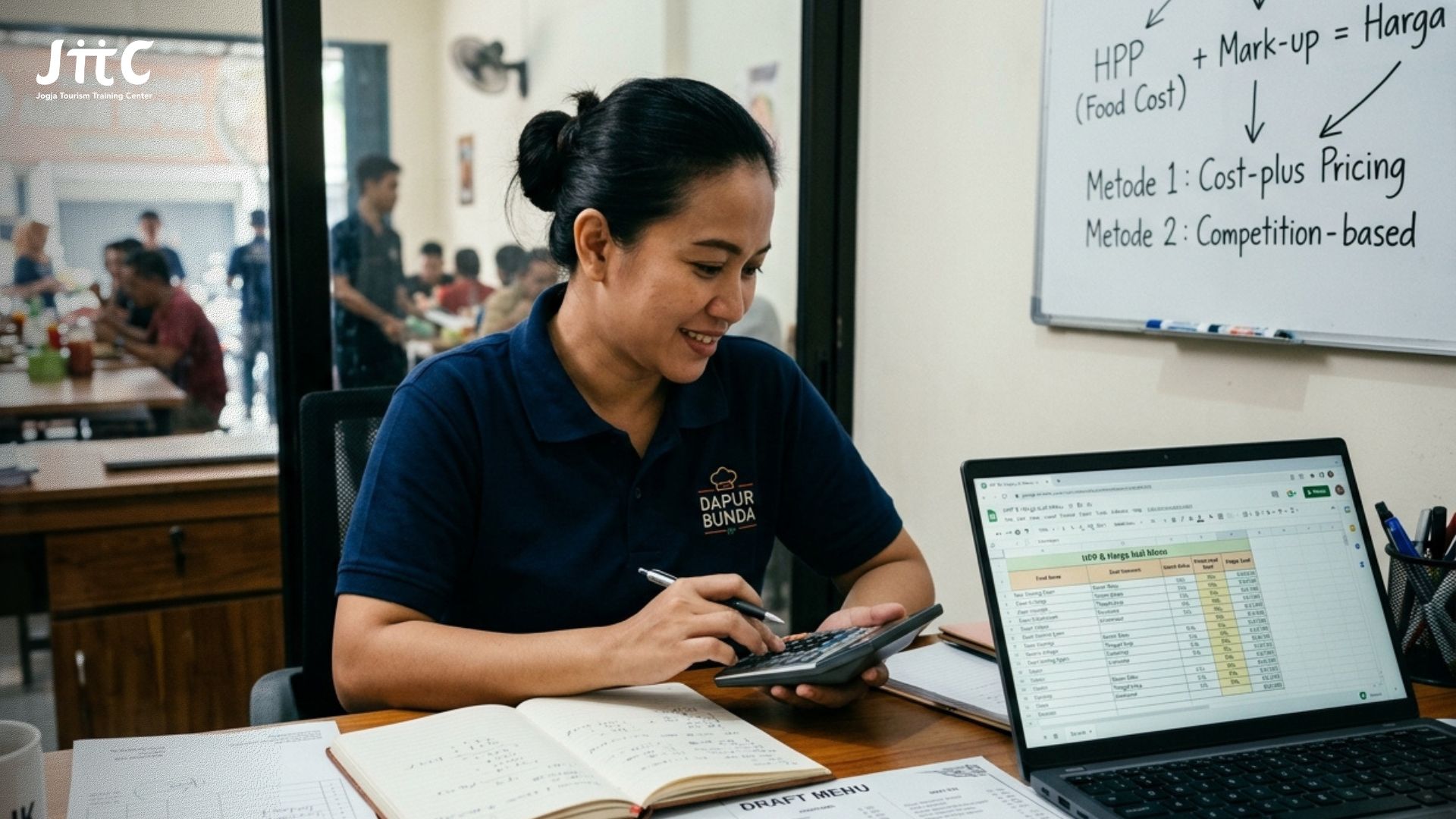 Pengusaha kuliner sedang menghitung cara menentukan harga jual makanan di restoran.