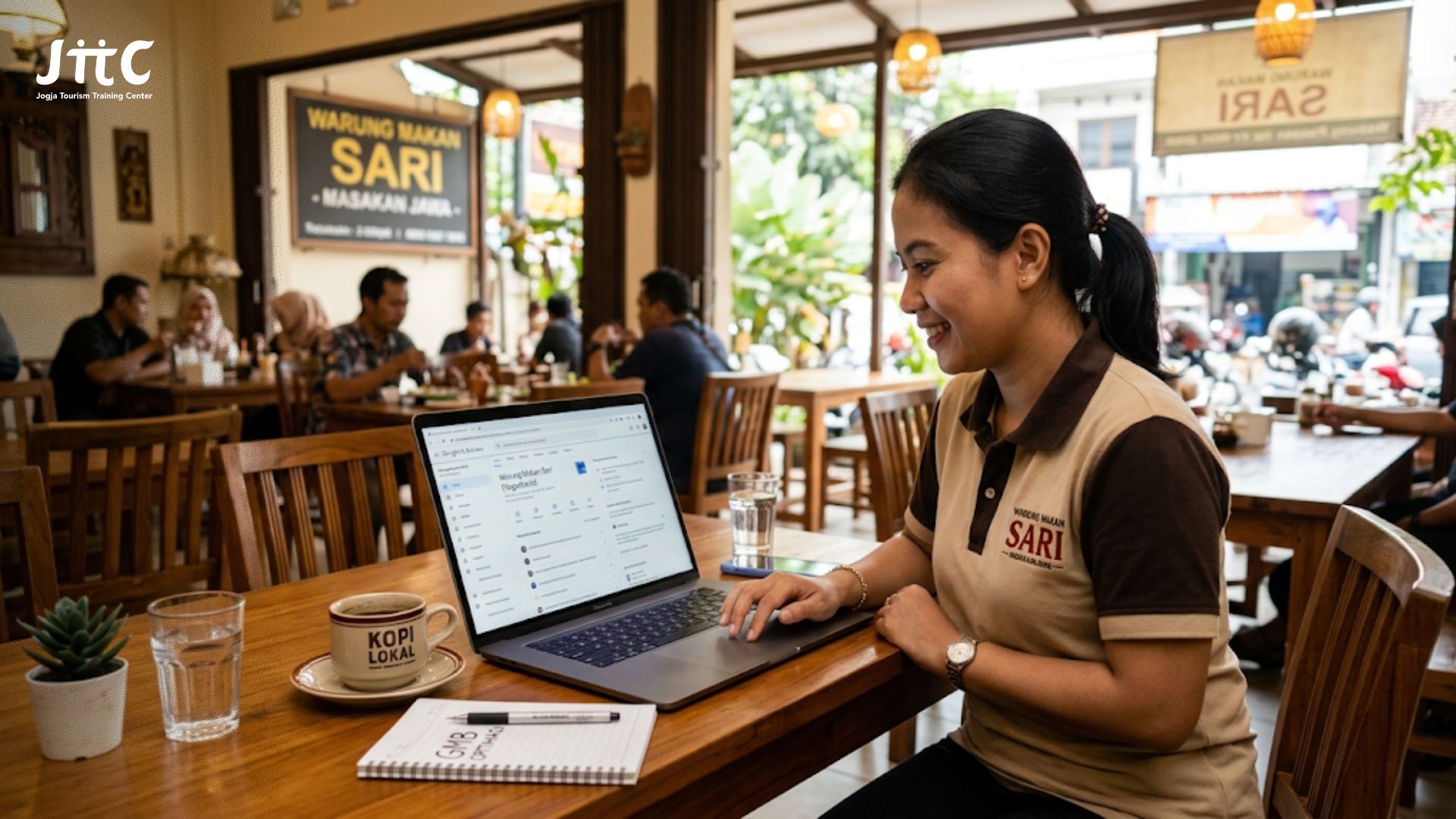 Pemilik restoran sedang melakukan optimasi Google My Business restoran melalui laptop di meja kerja yang rapi.