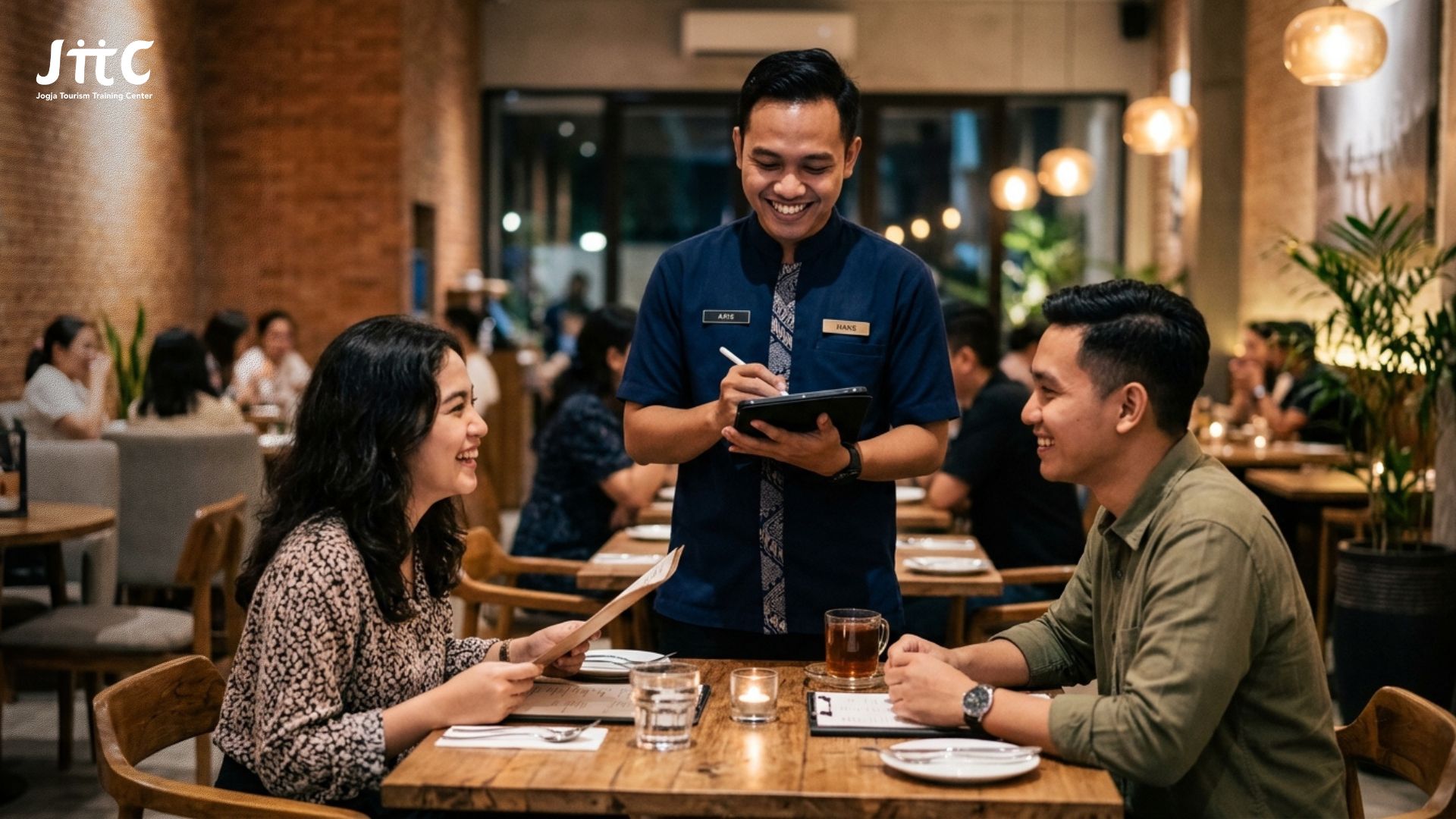 Waitress ramah melayani pesanan tamu di meja restoran modern dengan suasana hangat.