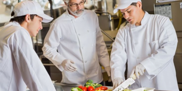 Pentingnya Peran Food Handler dalam Industri Makanan
