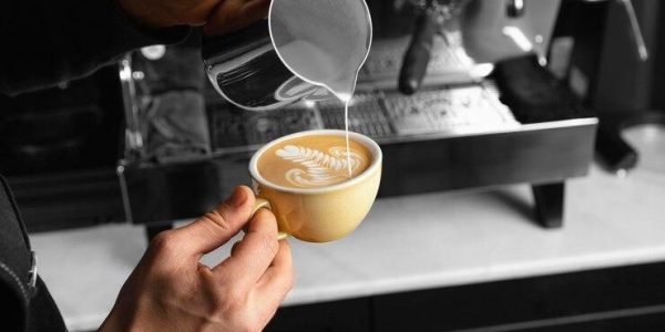 Barista Multitasking: Mengelola Tugas dengan Efisien di Balik Mesin Kopi