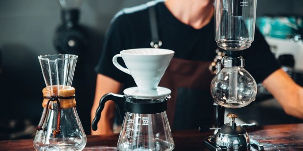Tugas dan Keterampilan Seorang Barista: Mendalami Seni Membuat Kopi yang Sempurna